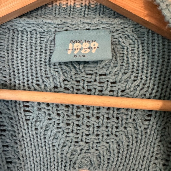 Taylor Swift Light Blue Cable Knit Cardigan - Picture 3 of 11